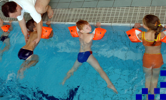 20 Kinder erhalten kostenlosen Schwimmkurs