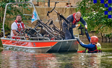 Jede Menge Schrott aus dem Kanal gezogen